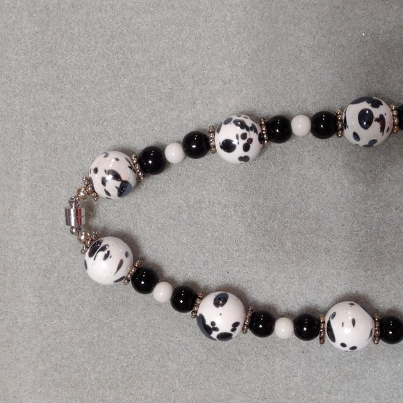 Black and white necklace and earring set - Picture 3 of 4